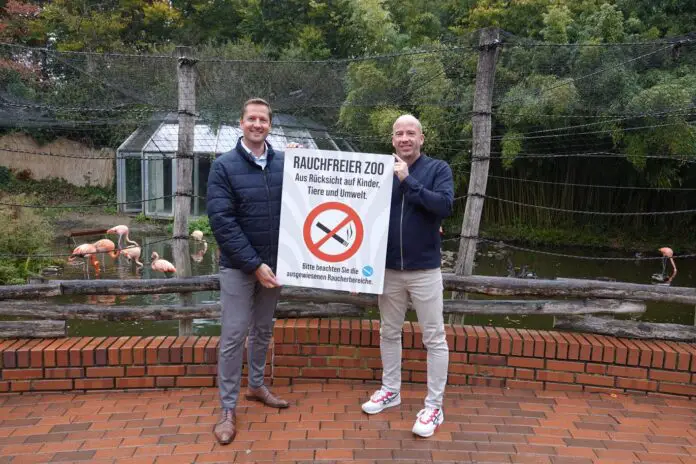 v.l.n.r.: Zoogeschäftsführer Philipp Bruelheide und Nico Korte (Bereichsleiter Besuchererlebnis) setzen sich für Tier-, Kinder- und Umweltschutz ein: Der Zoo Osnabrück führt Raucherbereiche ein. / Foto: Zoo Osnabrück (Lara Holzkamp)