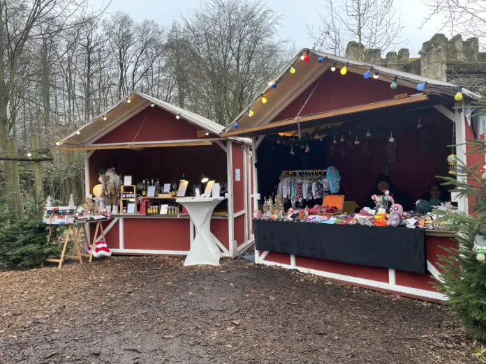 Um die 15 Weihnachtsmarkthütten bieten kunsthandwerkliche Geschenkideen und laden zum gemütlichen Bummeln im Zoo Osnabrück ein.
